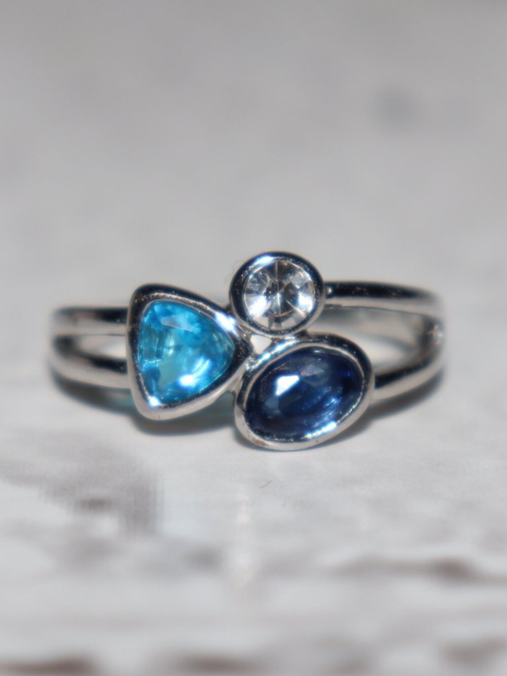 💙✨ Silver Triple‑Stone Blue Ring · Size 9 Round clear stone · Pear deep blue ·